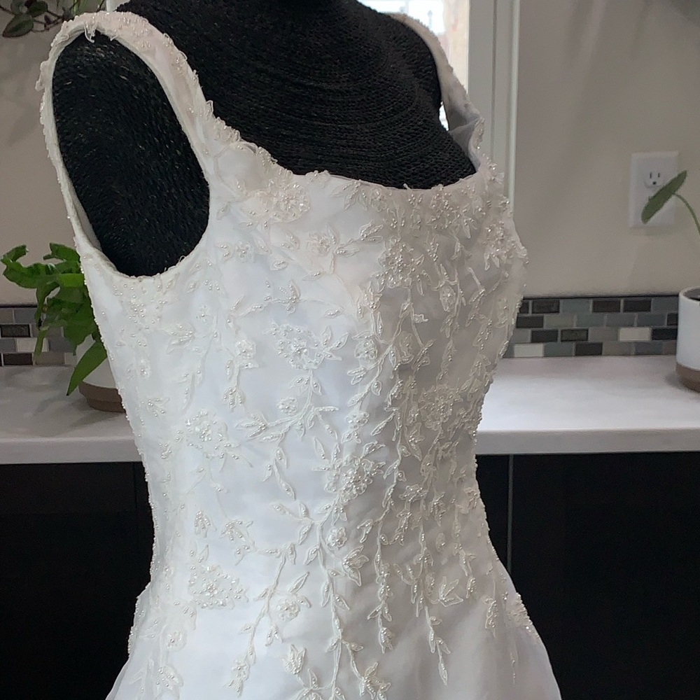 🚫SOLD🚫White Wedding Gown Sz 8 soft Organza Overlay